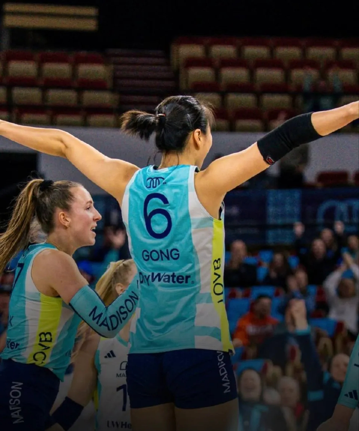 实况播放-龚翔宇带伤出阵，麦迪逊女排首败！但她仍然砍下11分|奥斯汀|自由人|美国女排|失误|比赛_新浪新闻