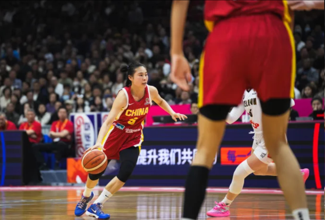 体育视频-输15分!女篮功勋0分5失误却被原谅,球迷:这队友欧文来了都没用
